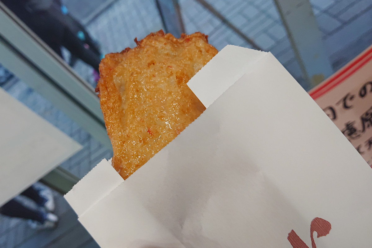 揚げたてを受け取る。あっつあつ!
