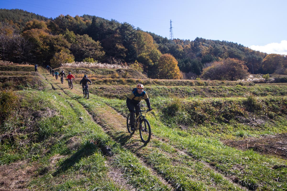 10kmほどのトレイルを下って人里に出た