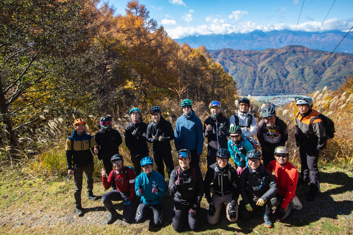 サイクルショップ関係者が多い今回の参加者の皆さん。秋晴れに木曽山脈が見渡せる絶景が楽しめた
