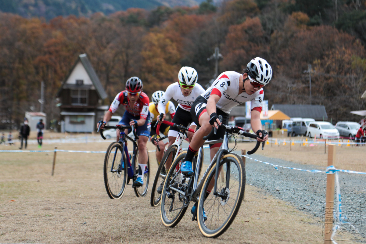 JCXマキノでは中盤まで全日本有力候補のパックでレースが進められた