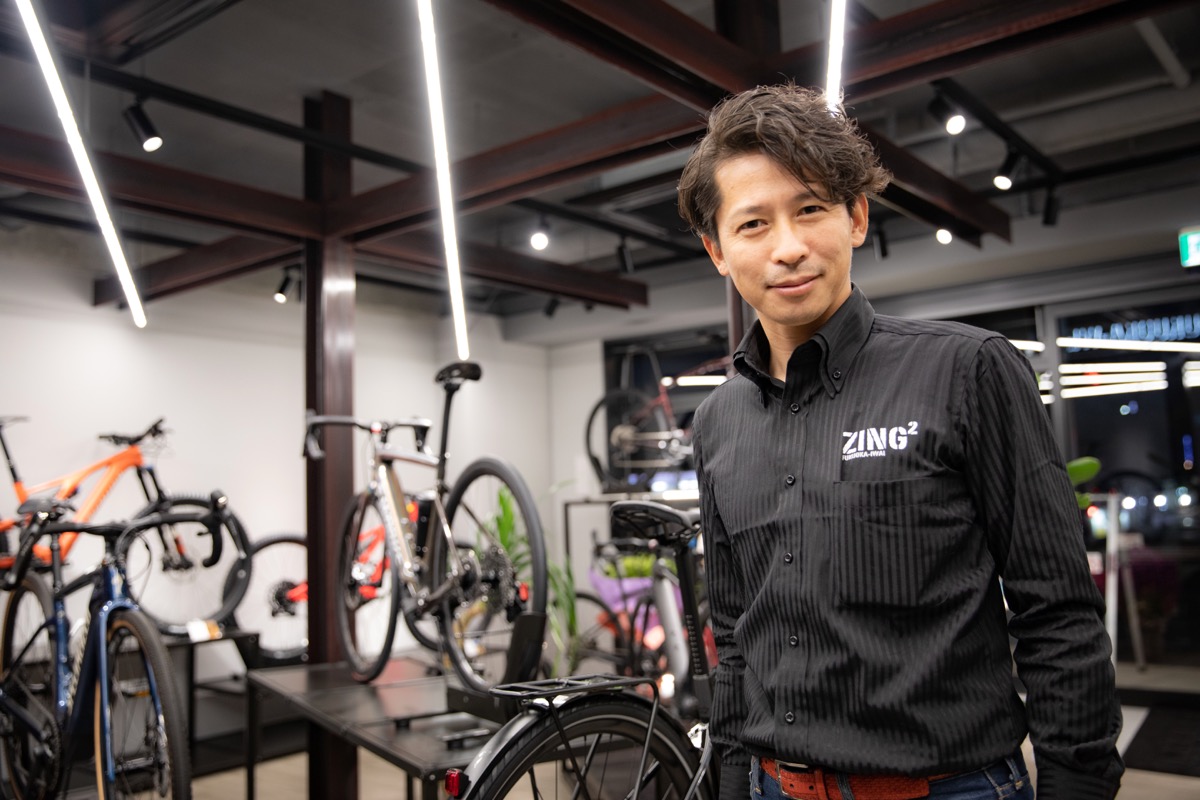 店舗を率いる村山智樹マネージャー。トライアスロンはもちろんMTBも熱中