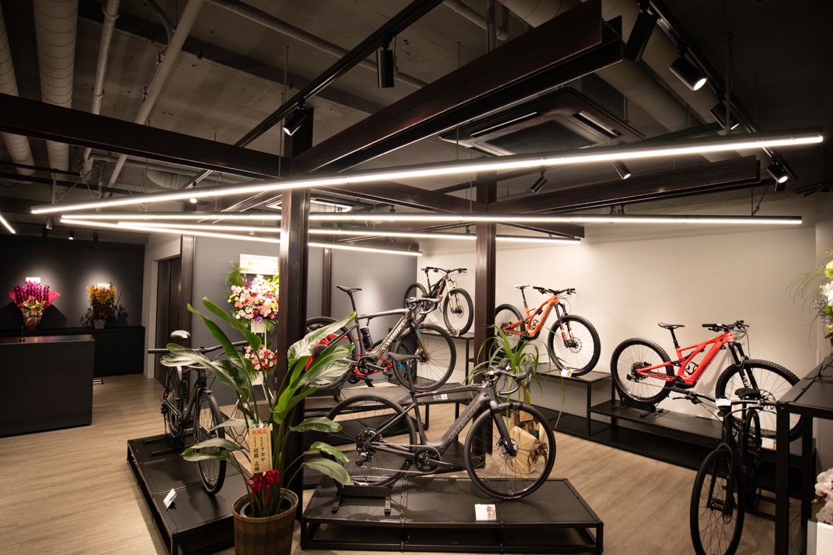 隣接する世界中を席巻しているスペシャライズドのe-Bike「TURBO」専門店。国内2店舗目のオープンだ