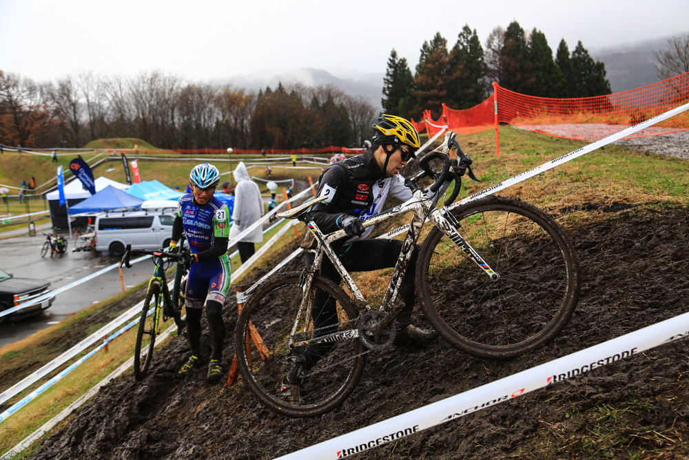 M35-39トップの村田憲治（京都岩井商会レーシング）と40-49トップの生田目修（イナーメ信濃山形）のランデブー