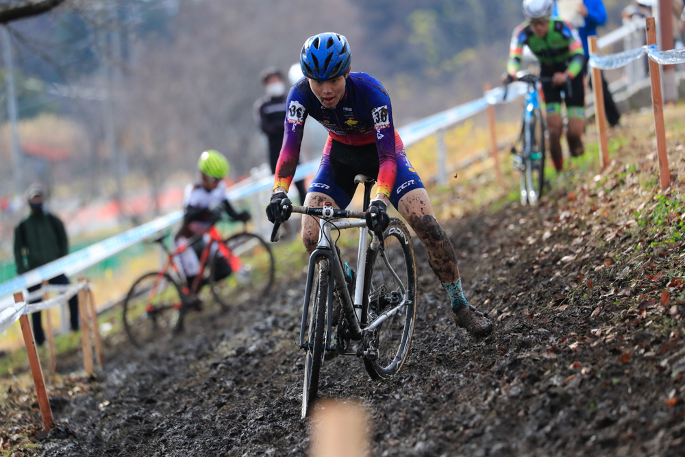 鈴木来人（BonneChance Asia Cycling Academy）が難区間を乗車したままクリアする