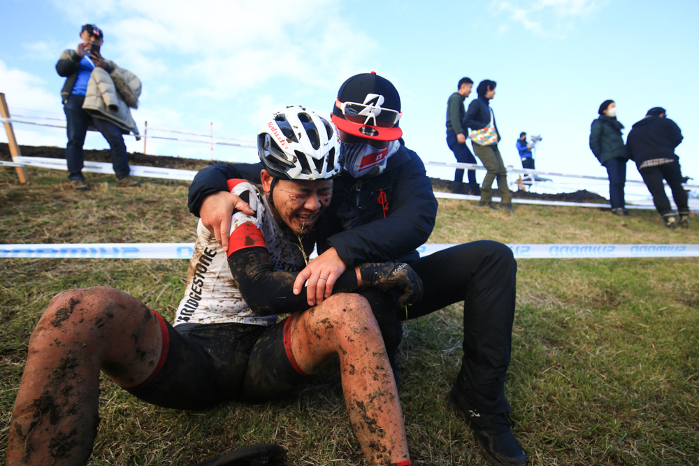 TEAM BRIDGESTONE Cycling監督でもある大会ディレクターの小林輝紀氏と抱き合う沢田時