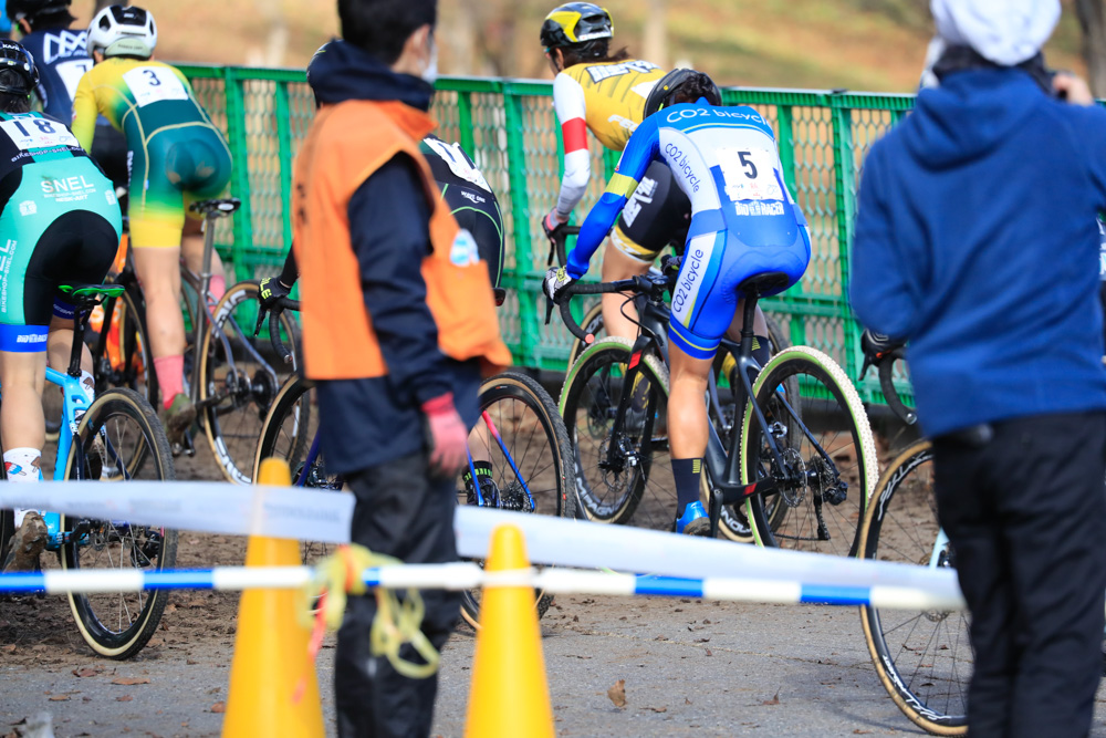 今井美穂（CO2bicycle）が接触で両ペダルを踏み外し、最後尾までスローダウンする