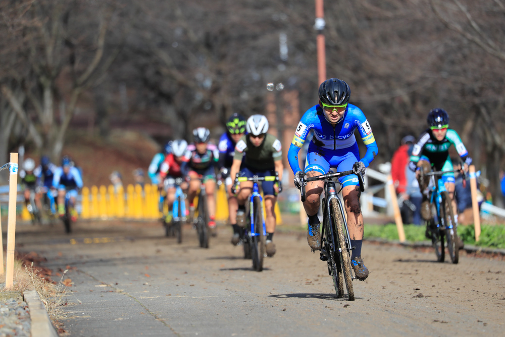 最後尾から猛然と追撃に入る今井美穂（CO2bicycle）。しかしトップは遠い