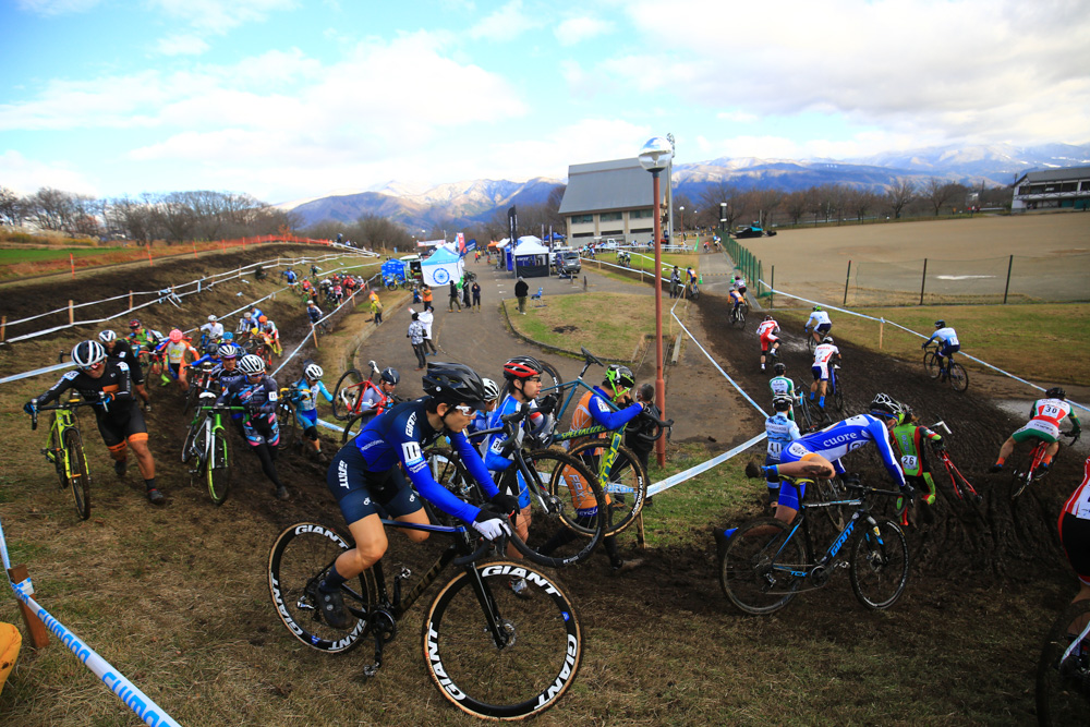 エリート男子が2回めの全日本CX開催の舞台となった飯山市長峰スポーツ公園へと走り出す