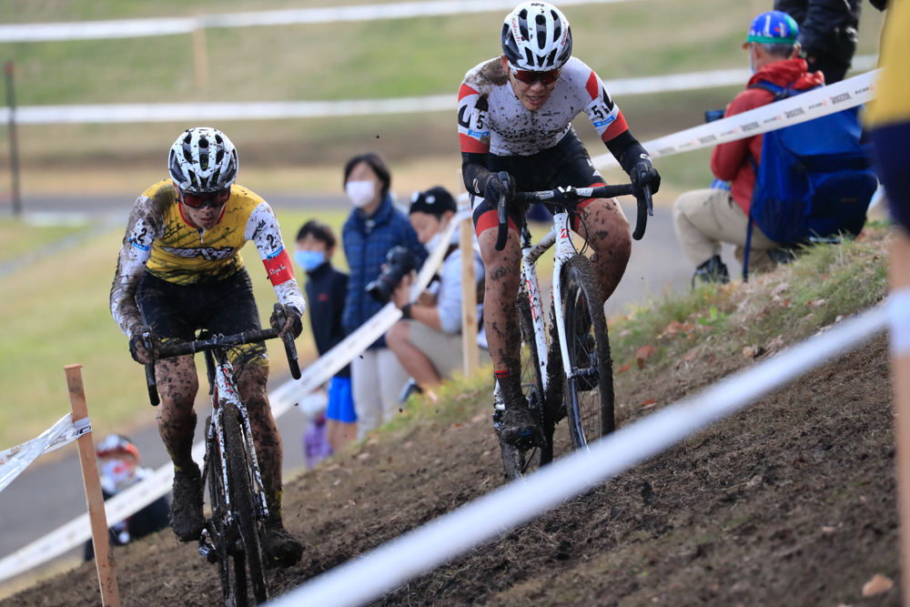 沢田時（TEAM BRIDGESTONE Cycling）と織田聖（弱虫ペダルサイクリングチーム）の激しいバトル