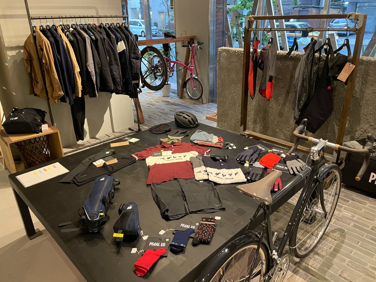 PEDALED(ペダレッド) フラッグシップストアの展示