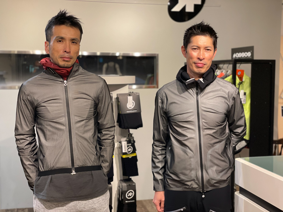 ASSOS PROSHOP TOKYO スペシャリストの常陸識考さん(左)、相原亮介さん