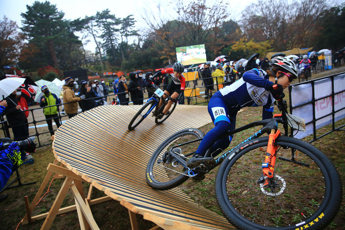 小林あか里（CMC/Aigle）が川口うらら（FUKAYA RACING）を従えてラダーを行く