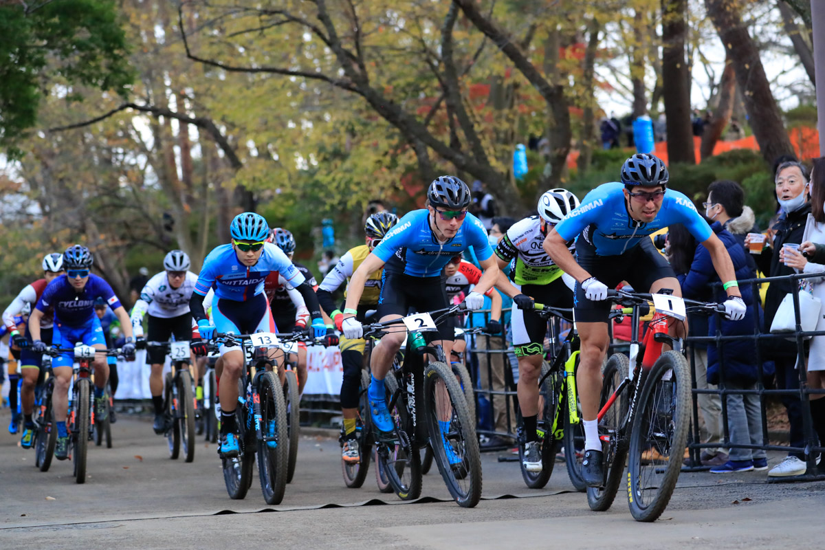 Men Eliteスタート 山本幸平（DREAM SEEKER MTB RACING TEAM）がホールショットを決める