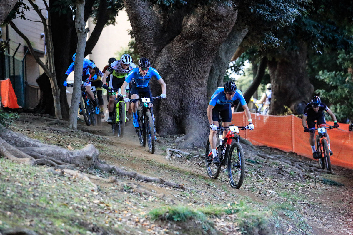 山本幸平（DREAM SEEKER MTB RACING TEAM）がリードして林間を抜ける