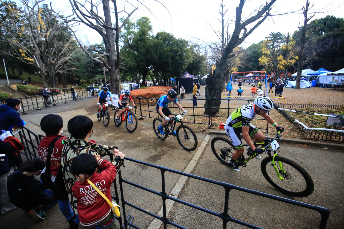 千葉公園内の特設コース沿いでは散策に来た多くの市民が観客となった