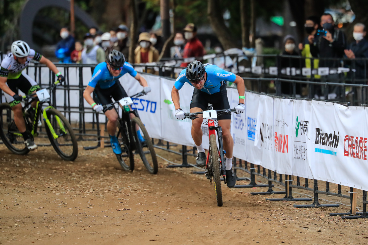 残り1周でペースアップした山本幸平（DREAM SEEKER MTB RACING TEAM）