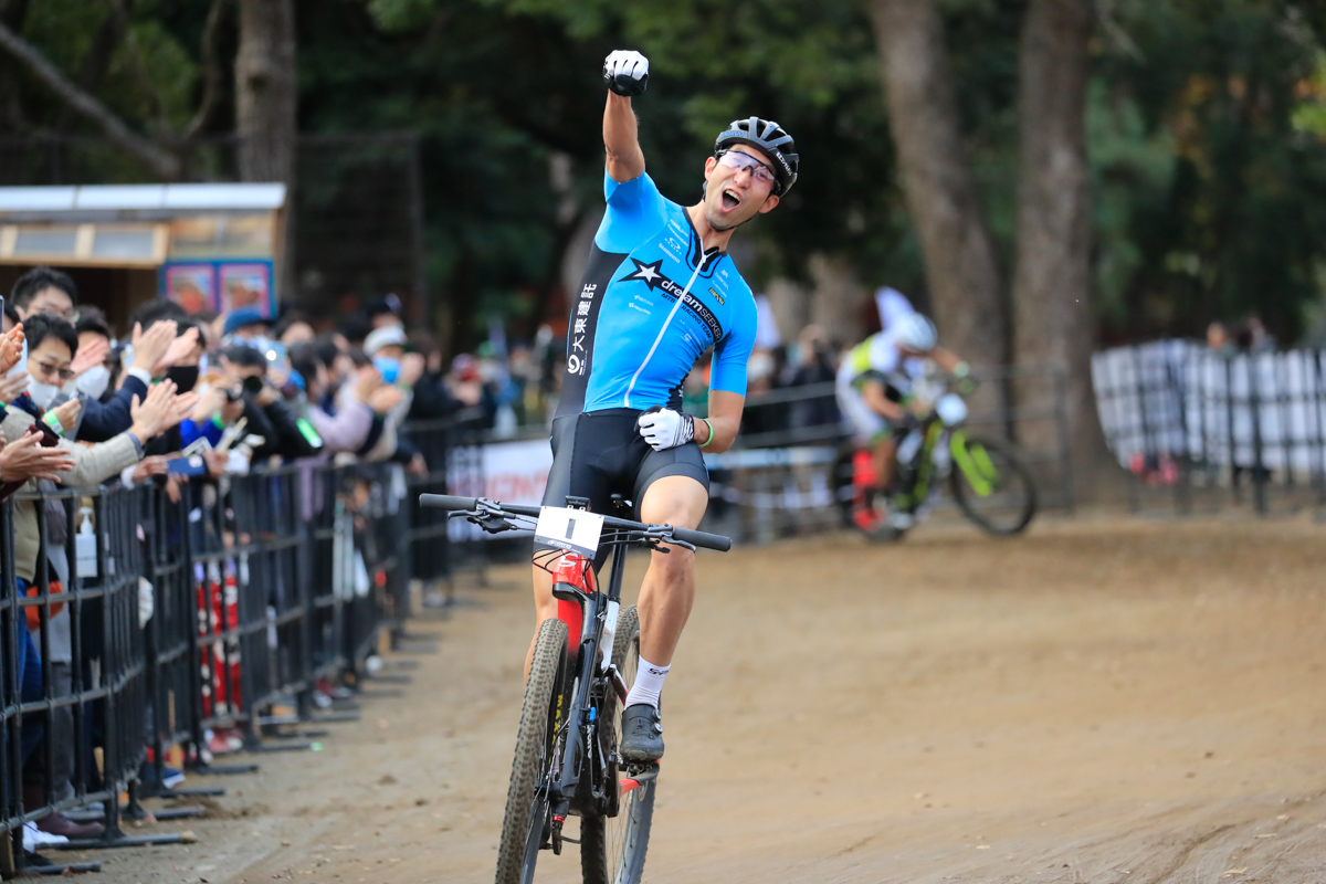 何度もガッツポーズを繰り出して勝利をアピールする山本幸平（DREAM SEEKER MTB RACING TEAM）