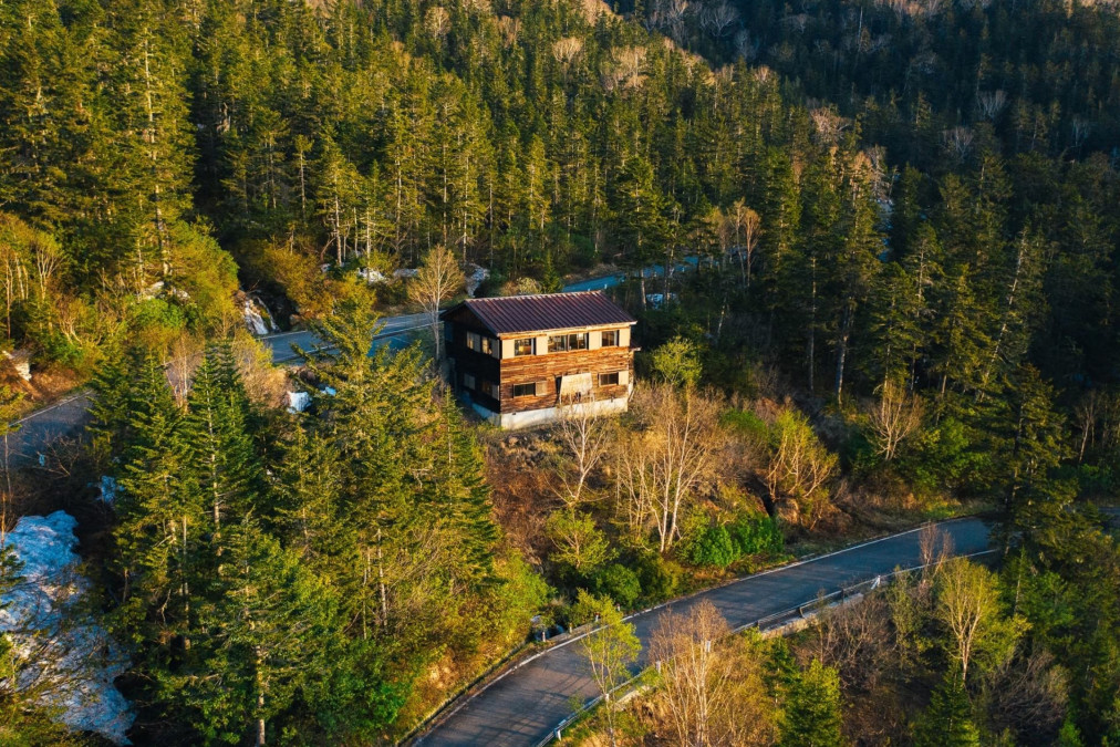 乗鞍ヒルクライム中盤のつづら折りの道に建つ冷泉小屋は昭和6年創業の歴史ある山小屋