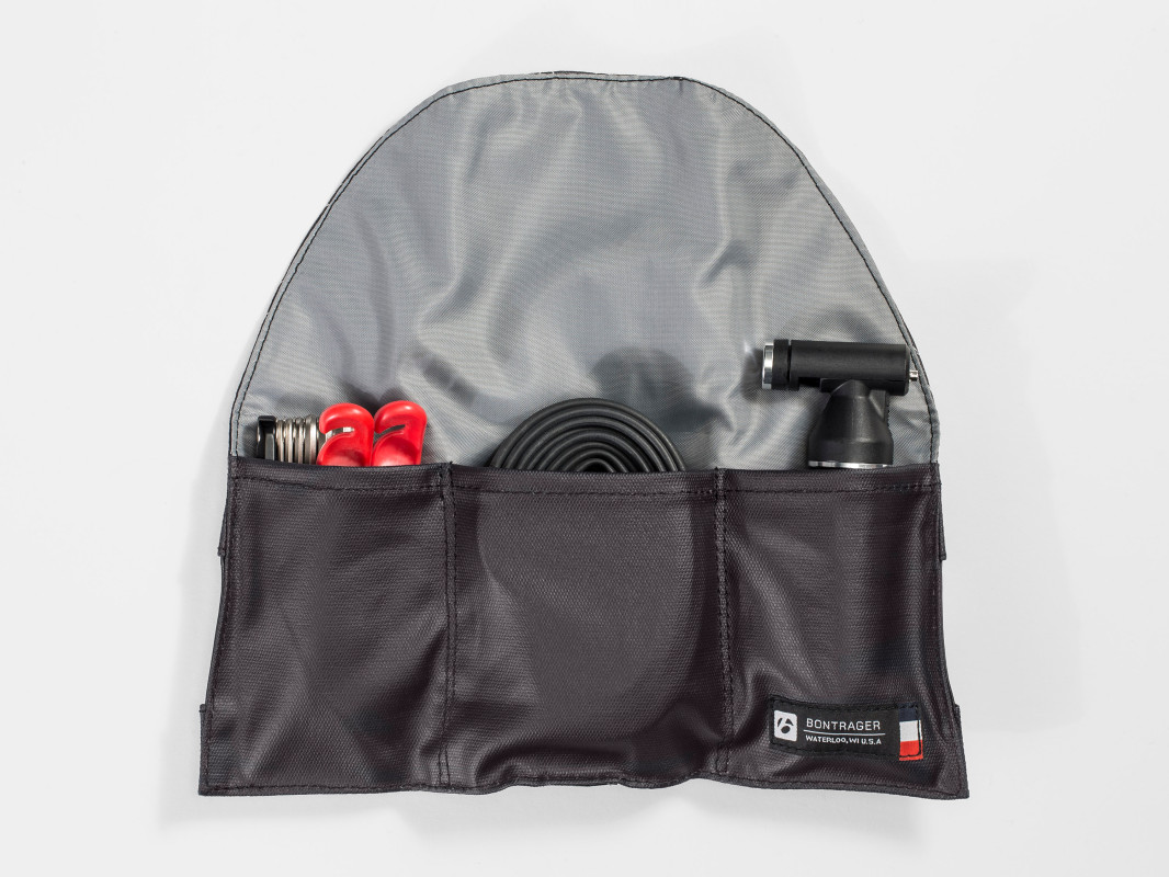 ロールタイプのバッグにはチューブやCO2ボンベ、ツールなどを収納可能
