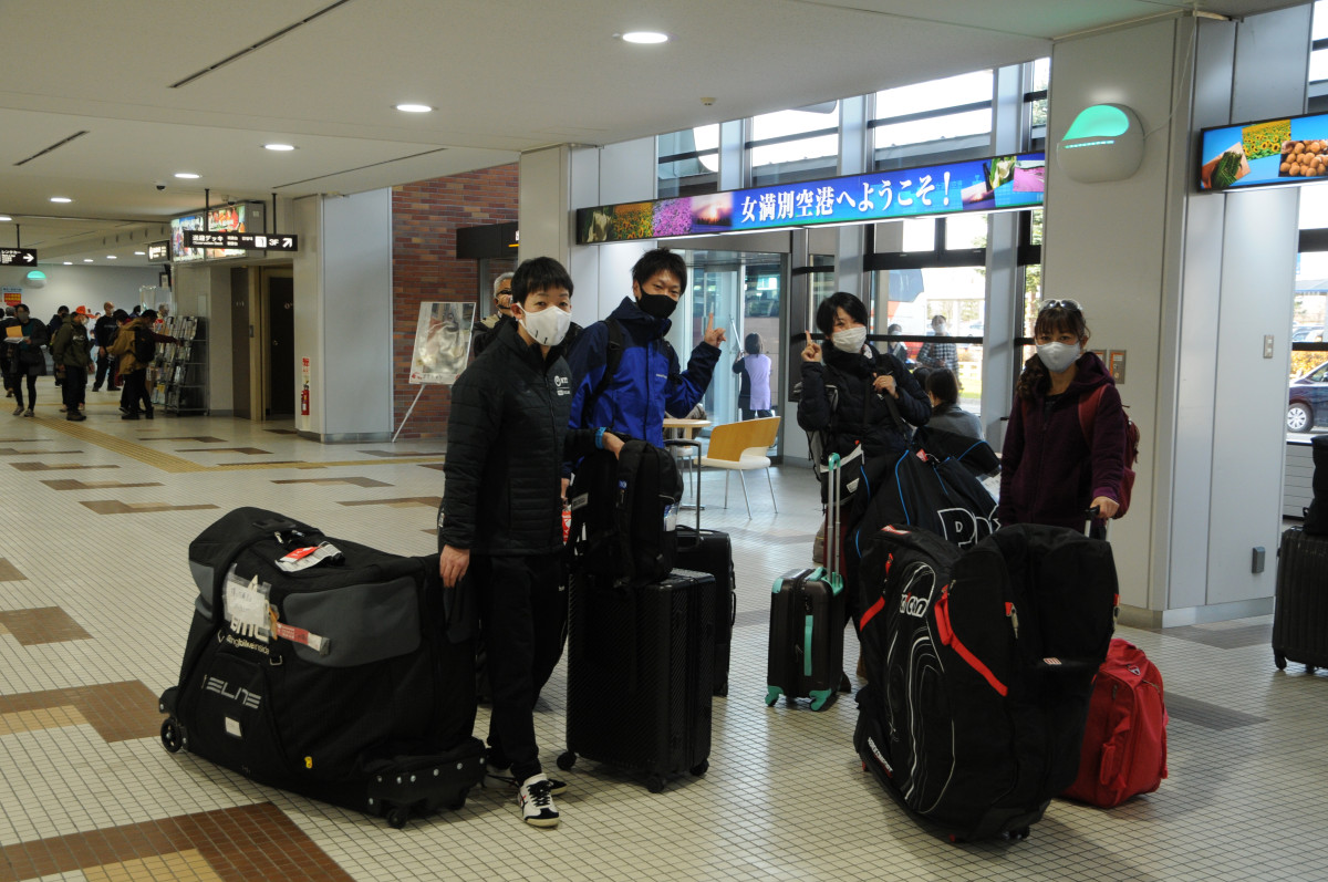 女満別空港に到着!今回の男性班はロードの全日本チャンピオン経験者2名