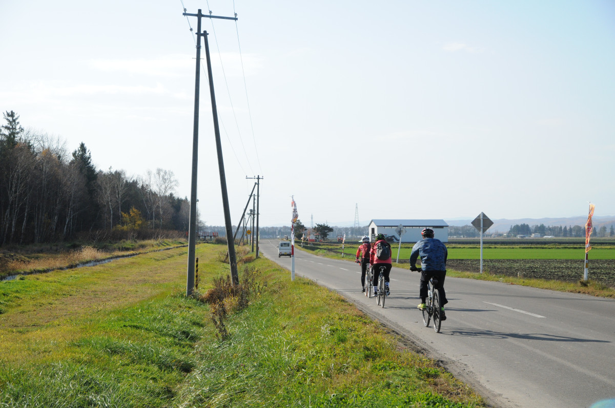 まっすぐに伸びる道は北海道に来た実感を与えてくれる