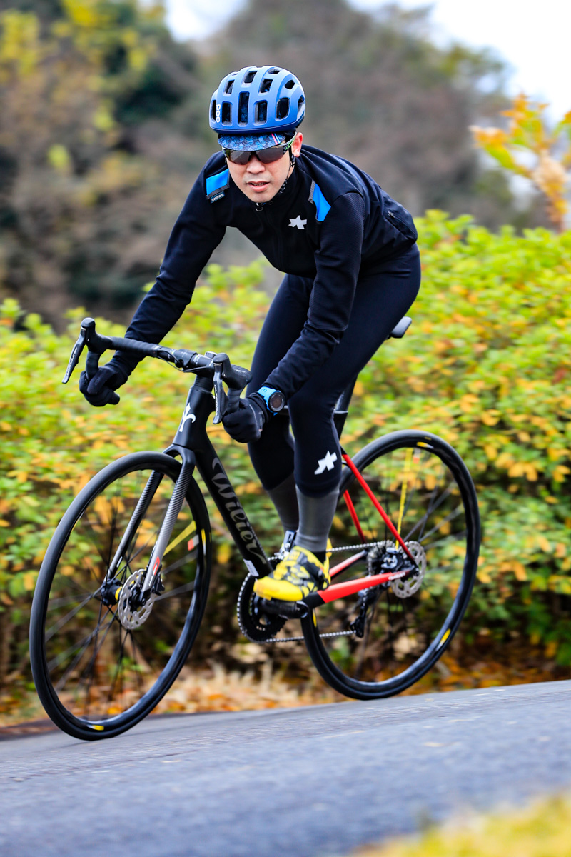 「左右にしっかりと踏ん張ってくれるので、ペダリングが不安定でも、自転車が自動的に真っすぐ誘導してくれる」錦織大祐（フォーチュンバイク）