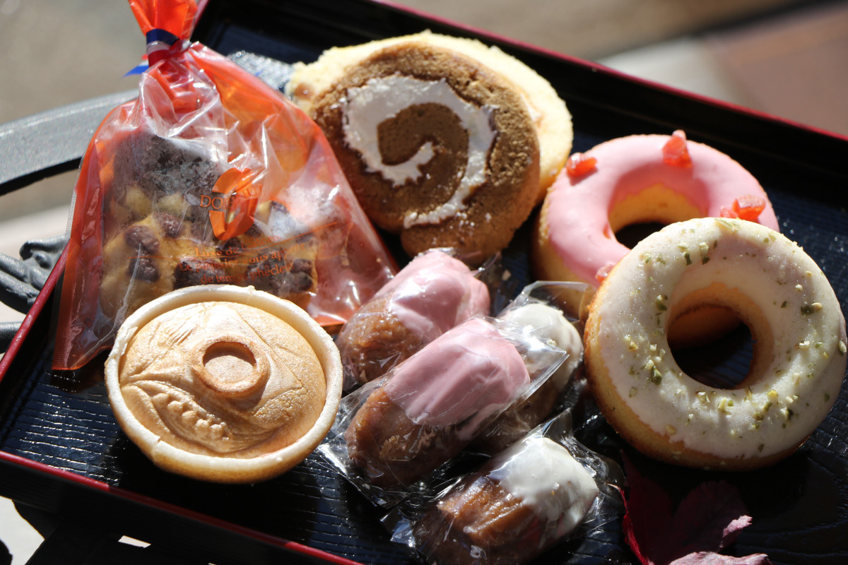 ずらり、老舗自慢のお菓子が並びます。どれも美味しそう!ちなみに熊の初恋は真ん中のチョコ掛けのお菓子です