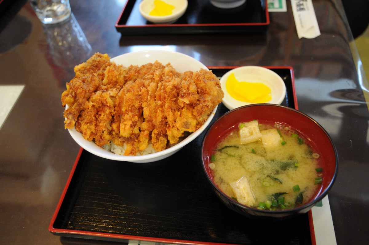 訓子府名物の「カツ丼」。いわゆるタレカツ丼で、サクサクのカツが美味しそう！