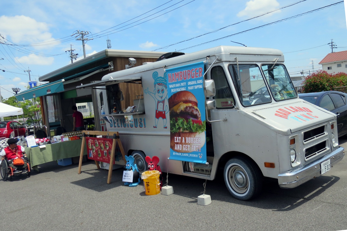 ハンバーガー屋さんとともに試乗会を行いました