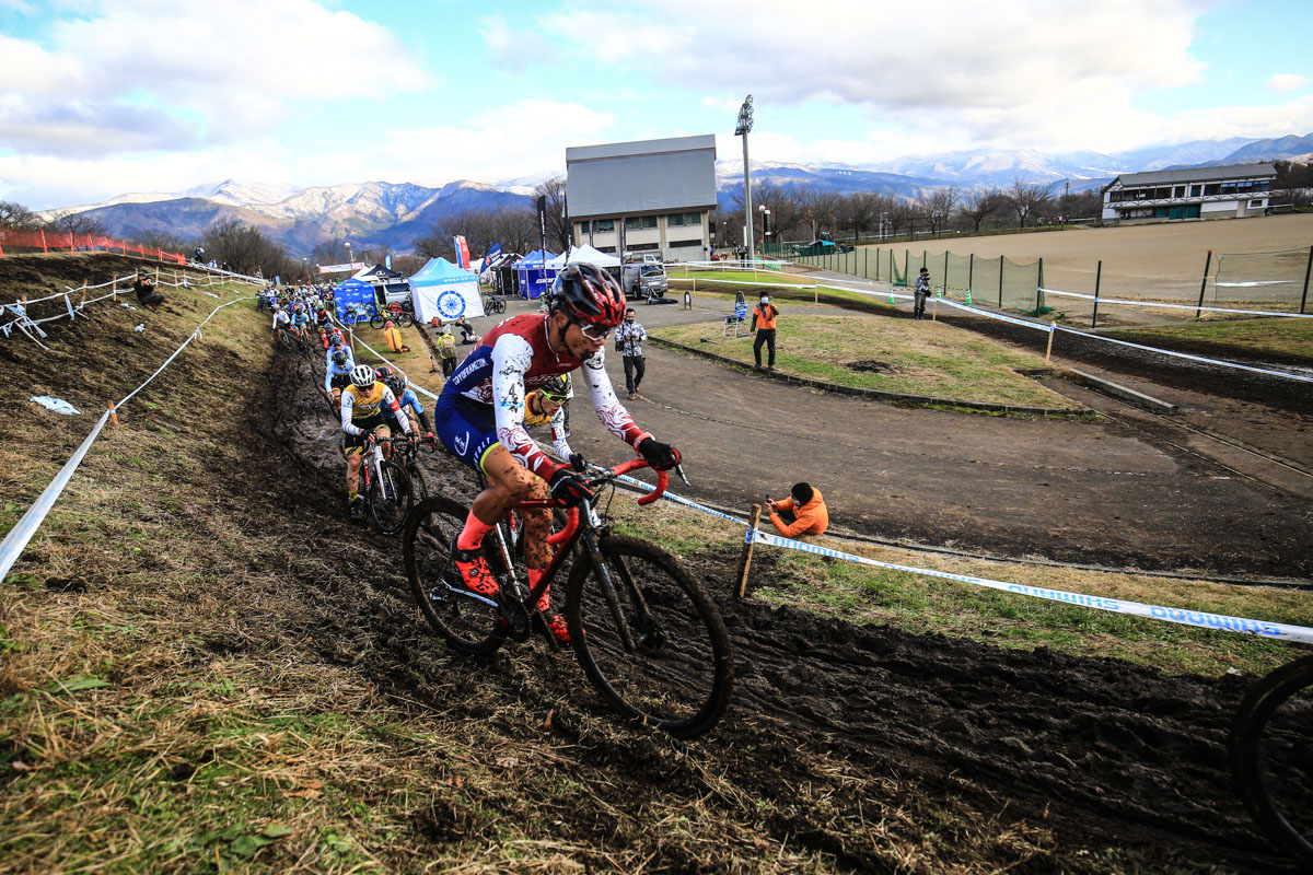 飯山での全日本CX選手権のスタート直後、キャンバー走行で一段上のラインを行った竹之内悠（Toyo Frame）