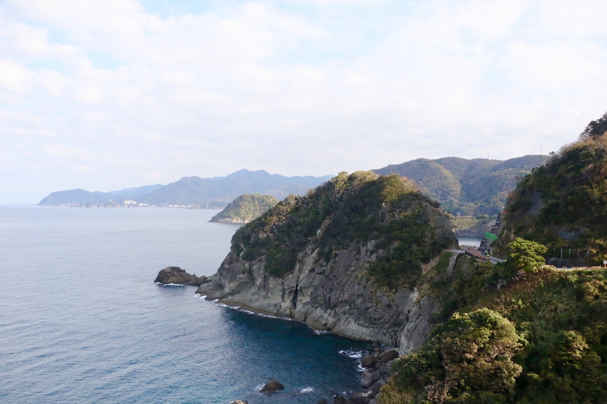 起伏の激しい西伊豆の海岸線。E-バイクにはうってつけの場所だった