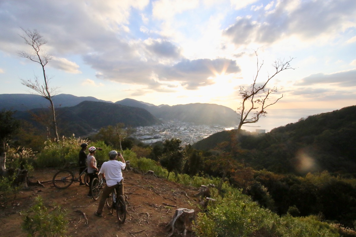 太平洋に太陽が沈んでいく。松崎の海岸線を目指し、急いで山を降りた