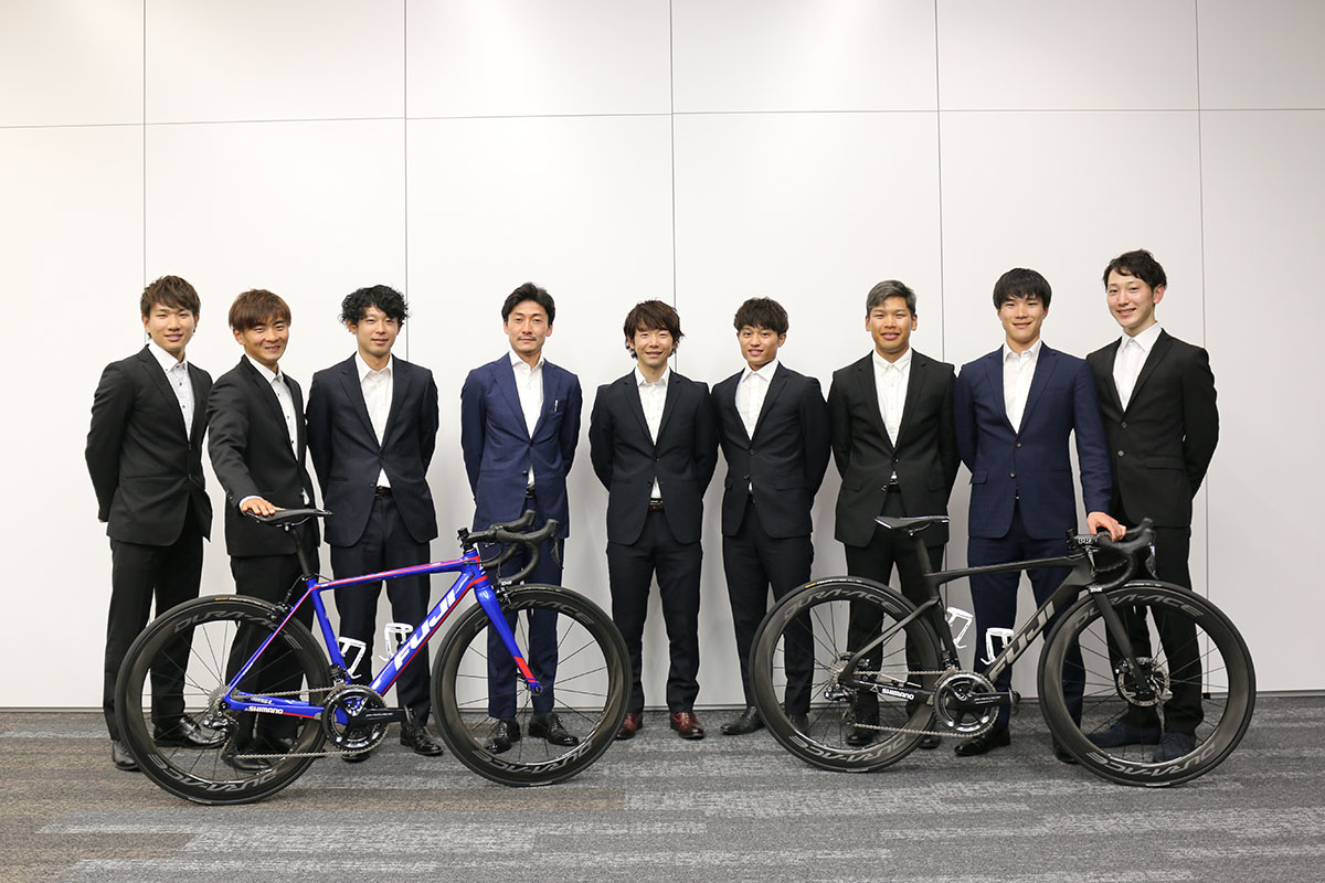 愛三工業レーシングチーム2021年メンバーと、新たに使用するFUJIのバイク