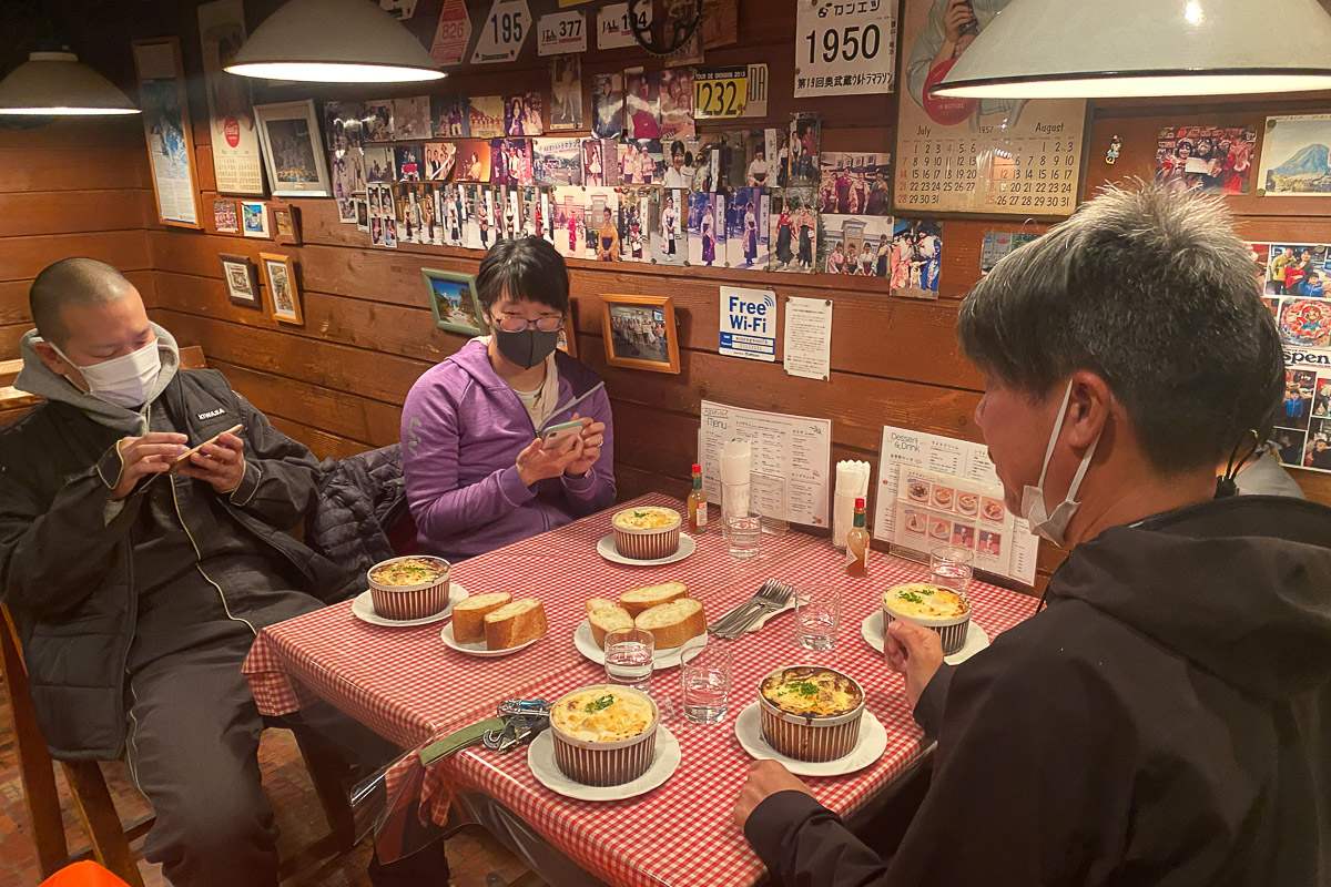 夕食を囲いながら今回のプランの説明を。「しかし500km、いったいどこを走ろうか」