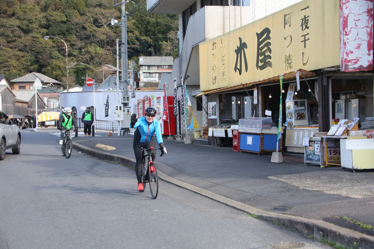 呼子の集落に到着!海鮮などの店舗が立ち並ぶ