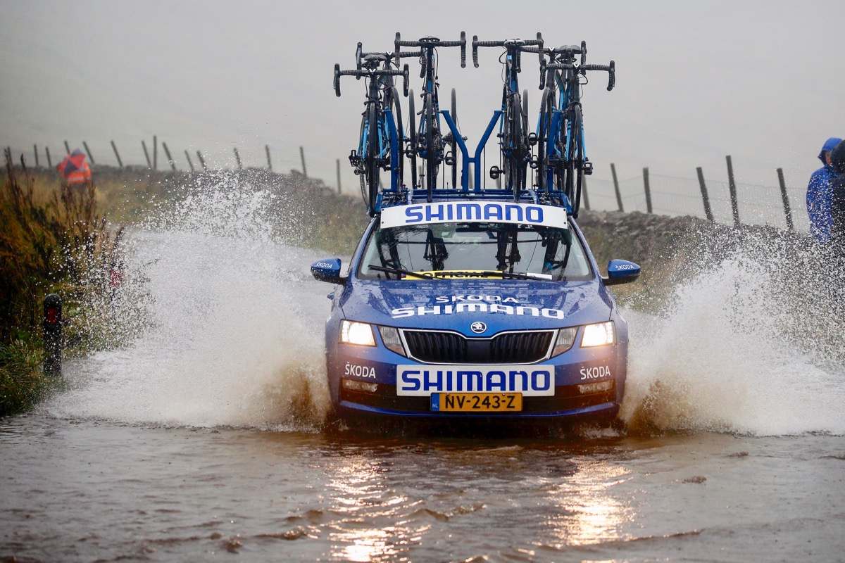 大雨の2019年世界選手権をサポートするシマノニュートラルカー