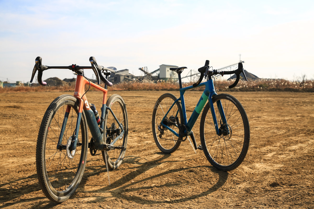 EXPLORO RACE GRX 1x11s(カスタム、左)とEXPLORO PRO RIVAL 1x11s完成車(右)