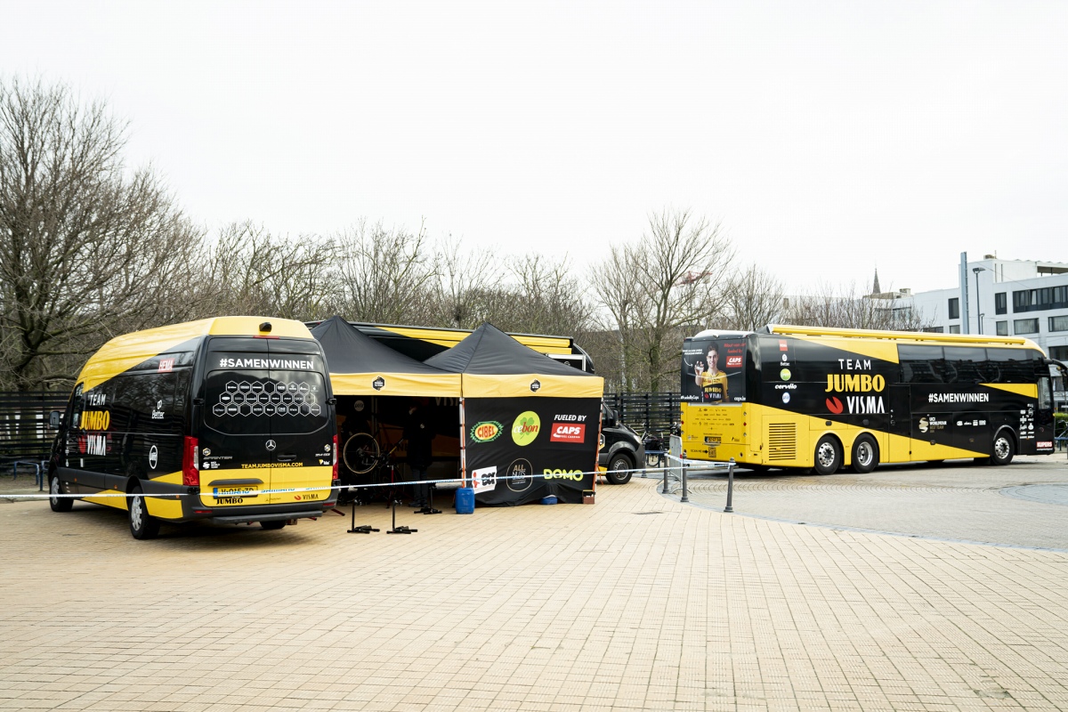 ファンアールトやマリアンヌ・フォスらが所属するユンボ・ヴィズマのチームバス