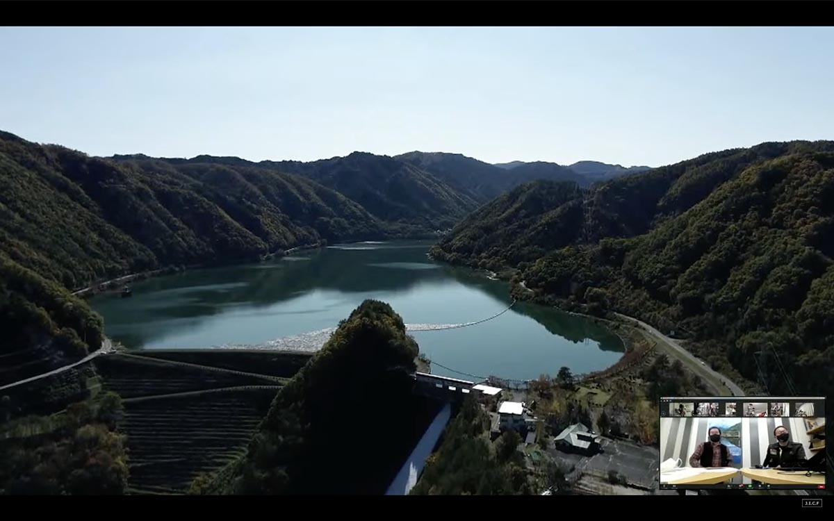 実際の御嶽湖の空撮映像