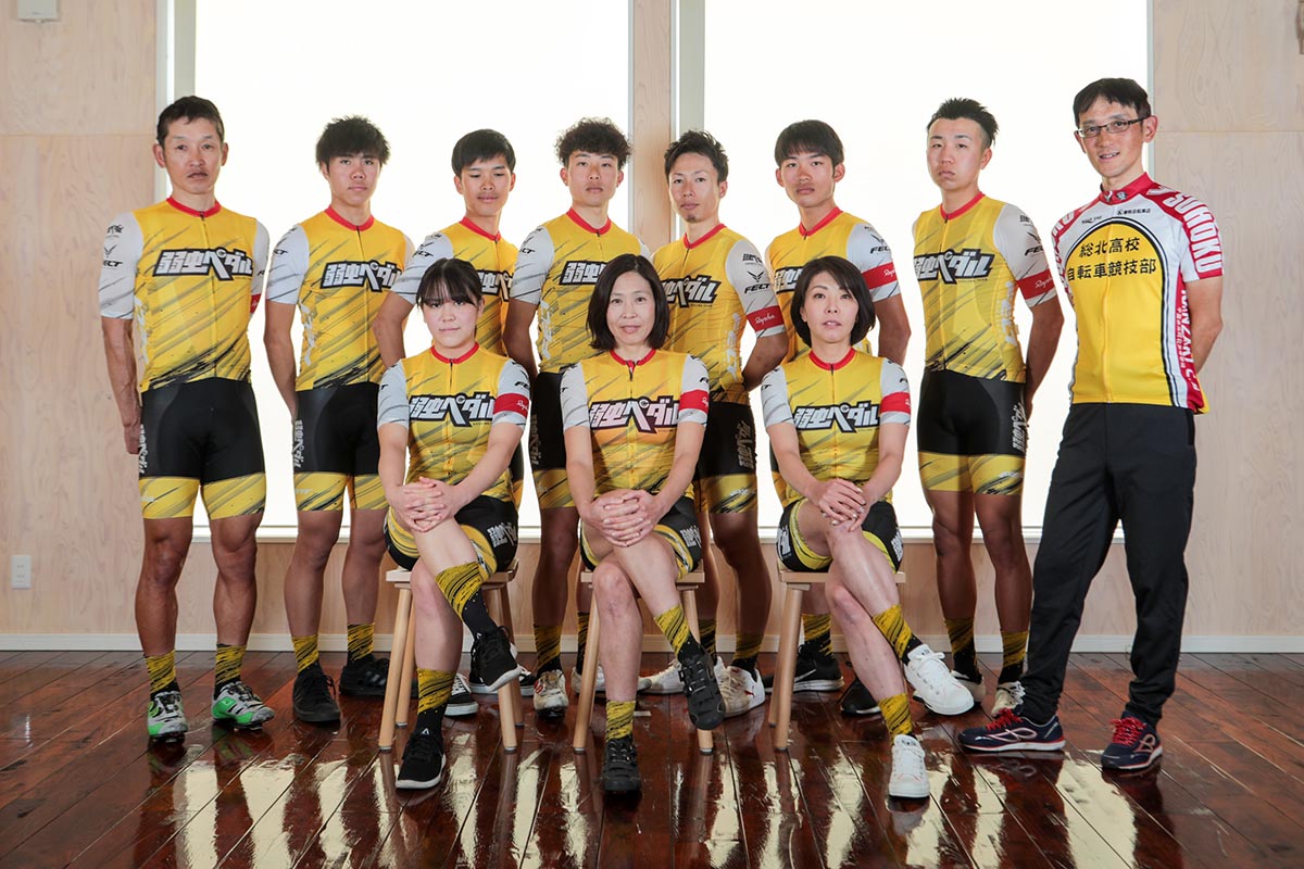 弱虫ペダルサイクリングチーム2021年メンバーと渡辺航監督