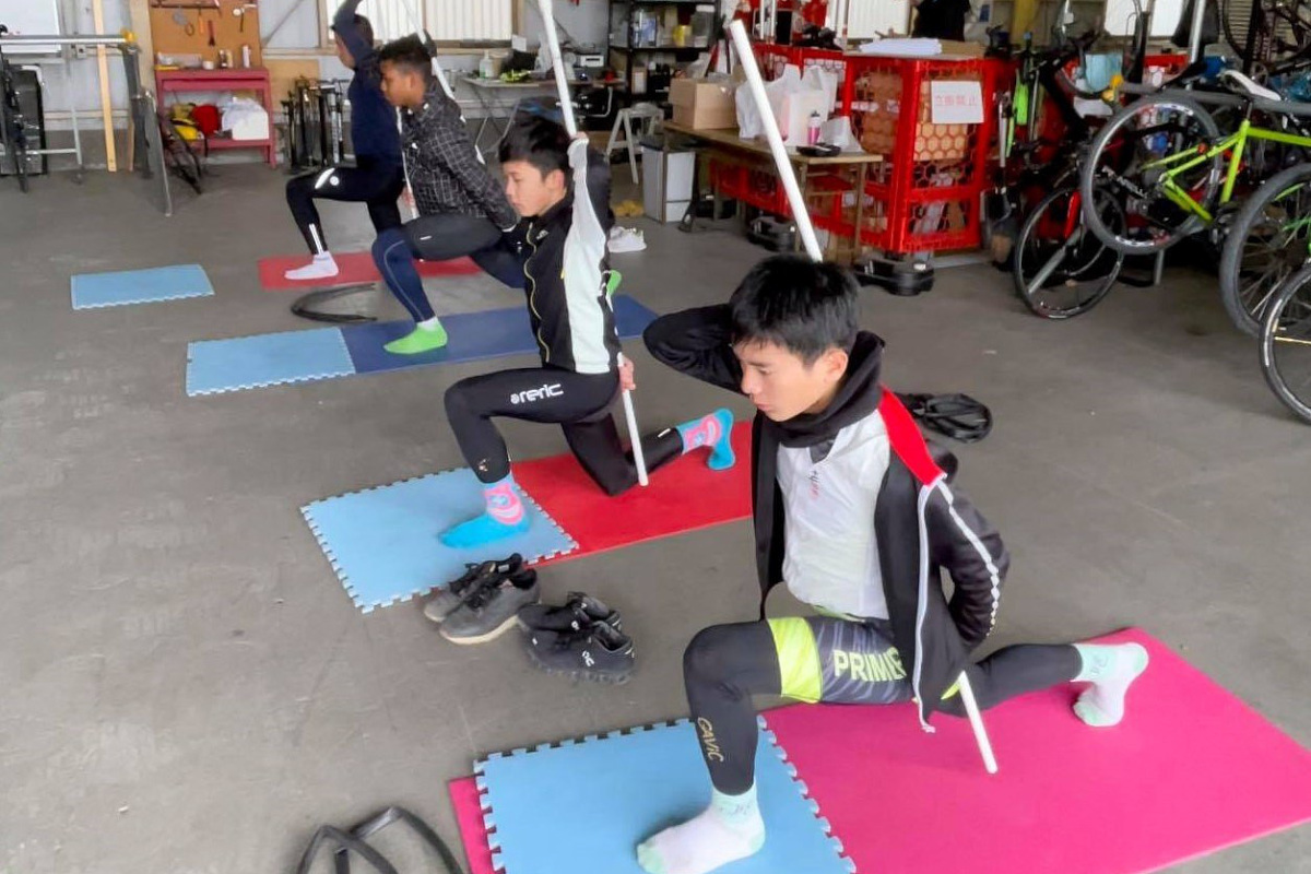 自転車に乗る以外にも体幹やバランス感覚を養うトレーニングも実施