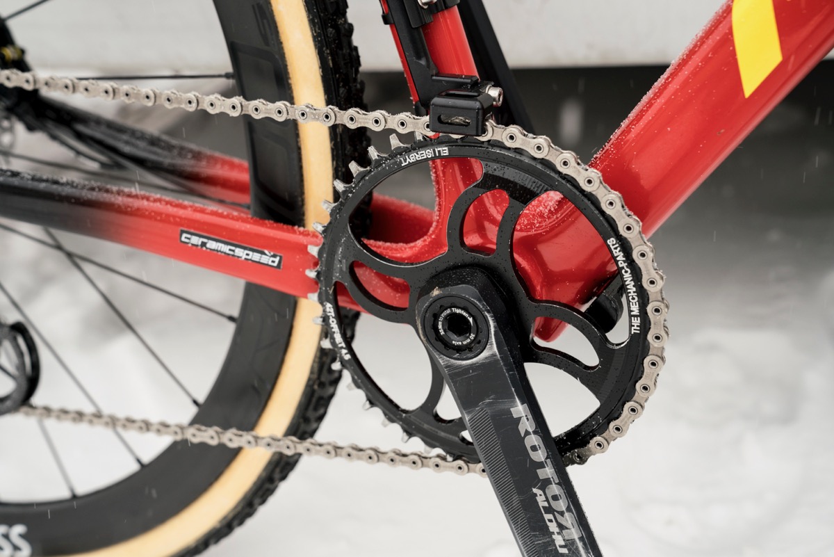 スウェークのバイクにもイゼルビッドの名前入りチェーンリング(42T)が