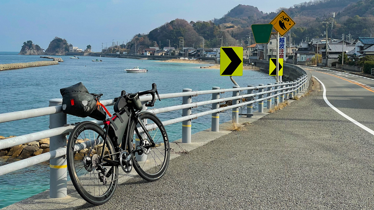 瀬戸内海沿いの道は穏やかで平和な雰囲気だ