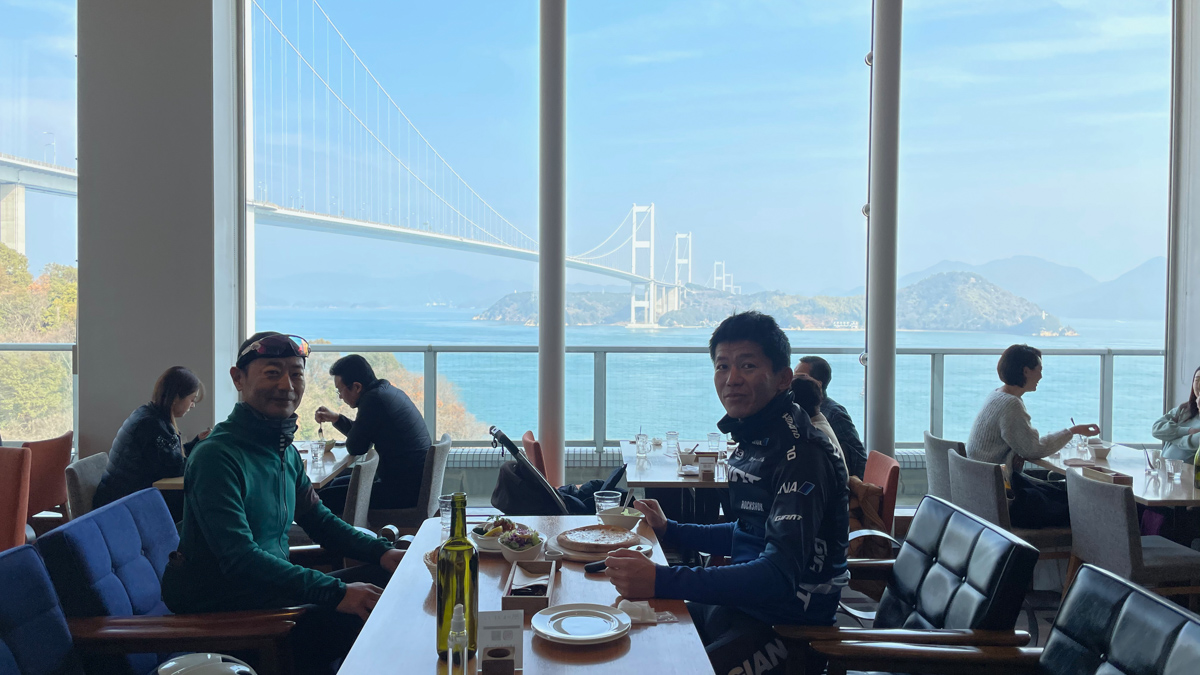 サンライズ糸山のレストランの窓からは来島海峡大橋の大パノラマが臨める