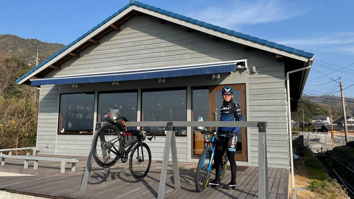 大島のCAFE SHOZAN オーナーさん自ら建てたという木造り一軒家のカフェだ