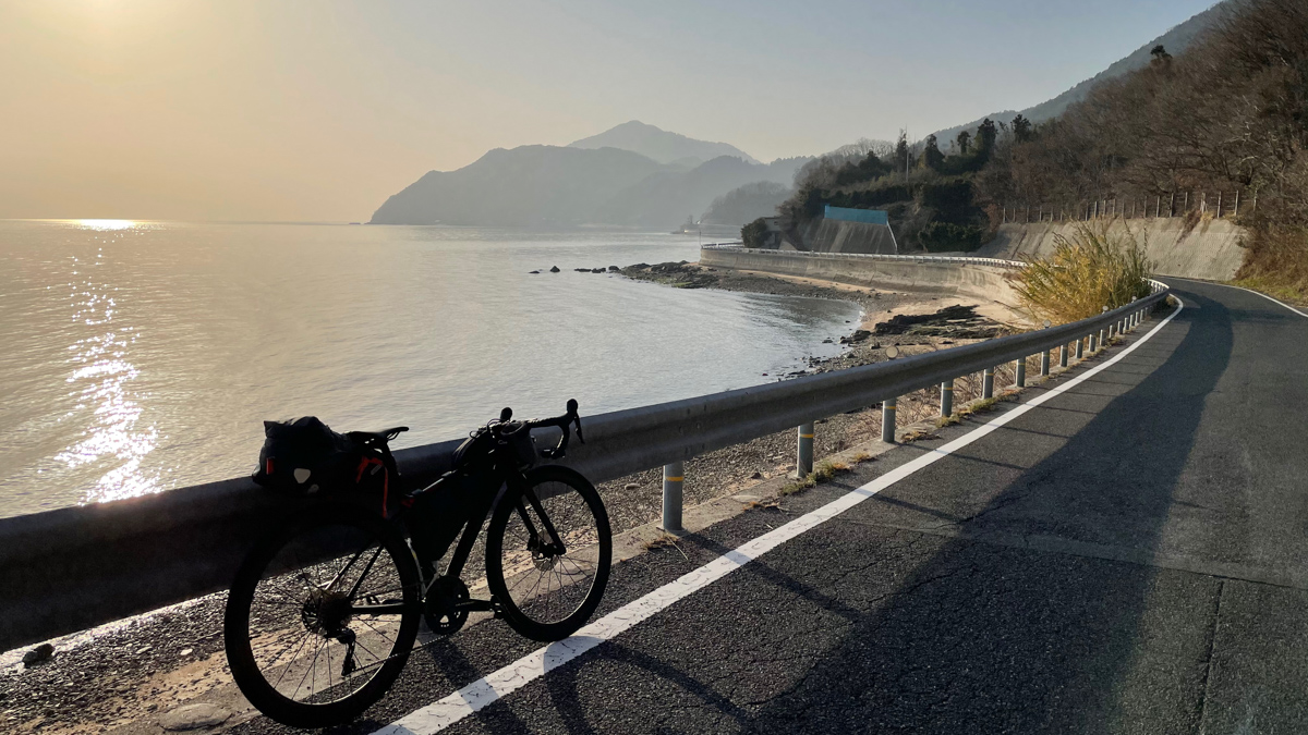 大三島へ。外周道路に日が傾いてきた