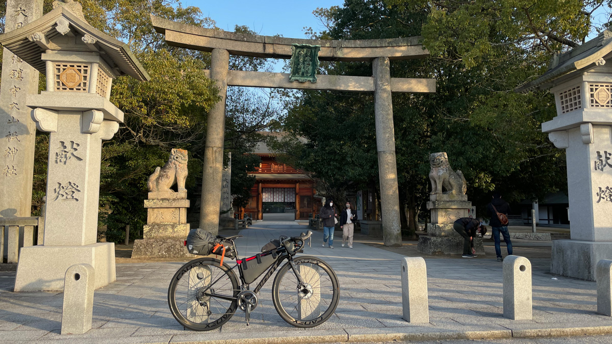 日本総鎮守と呼ばれる大山祗神社。境内の大楠は必見だ