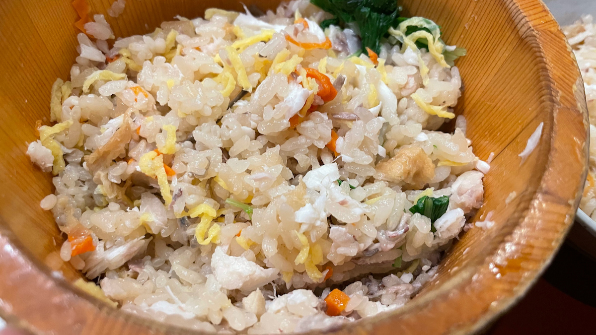 鯛をほぐしてご飯に混ぜて食べる