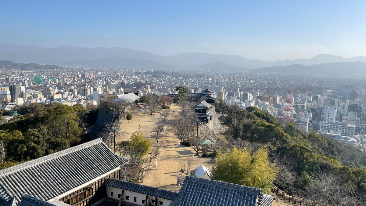 松山城からの市内の眺め。天気が良いと最高だ