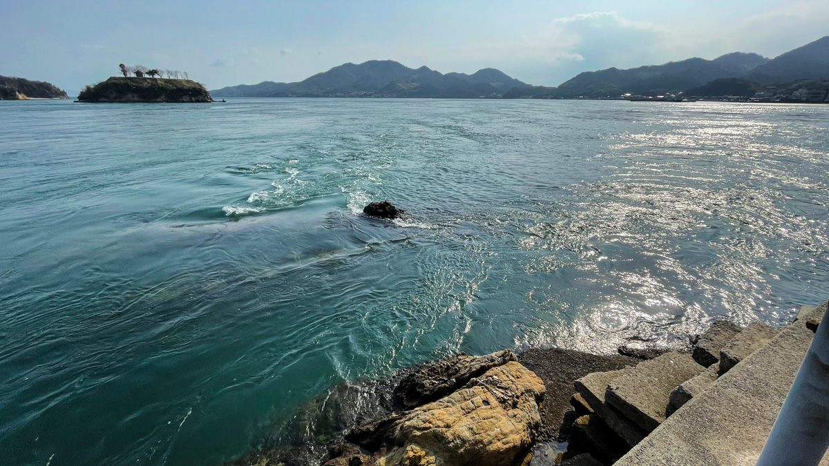 まるで川のような潮の流れ。鯛などの魚影も濃い